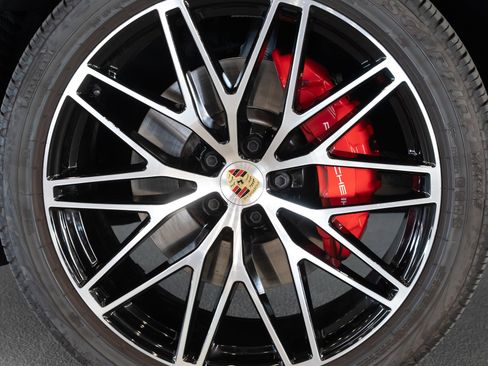 Certified 2025 Porsche Macan S image 13