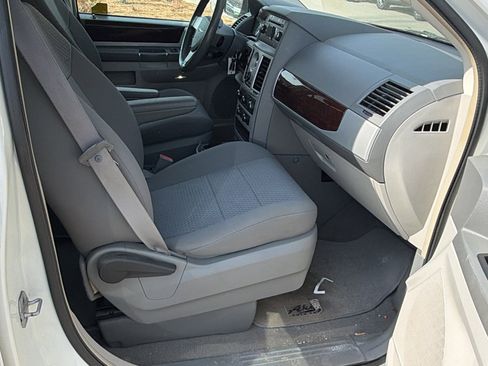 Used 2010 Chrysler Town & Country Touring image 19