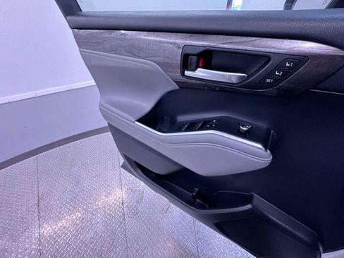 Used 2023 Toyota Highlander Platinum image 31