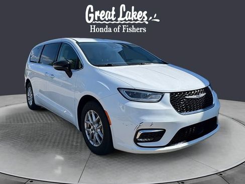 Used 2024 Chrysler Pacifica Touring-L FWD image 7