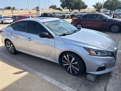 Used 2020 Nissan Altima 2.5 SR w/ Premium Package FWD image 3