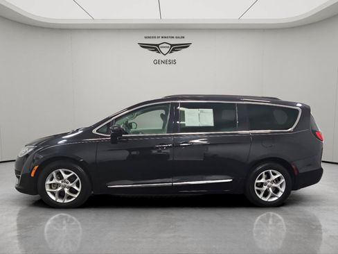 Used 2017 Chrysler Pacifica Touring-L w/ Tire & Wheel Group FWD image 2