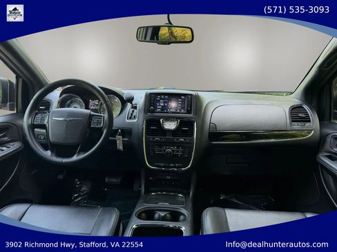 Used 2015 Chrysler Town & Country S FWD image 29