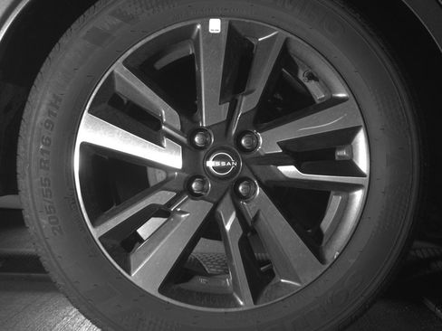 Used 2025 Nissan Versa SV image 14