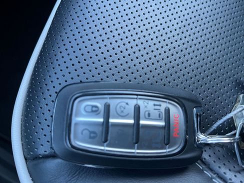 Used 2025 Chrysler Pacifica Limited image 25