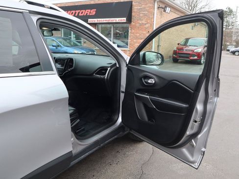 Used 2019 Jeep Cherokee Latitude Plus w/ Cold Weather Group AWD/4WD image 10