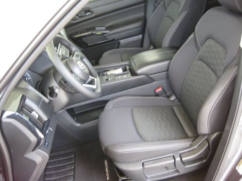 Used 2025 Nissan Pathfinder S FWD image 12