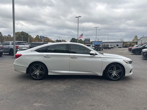 Used 2022 Honda Accord Touring image 2