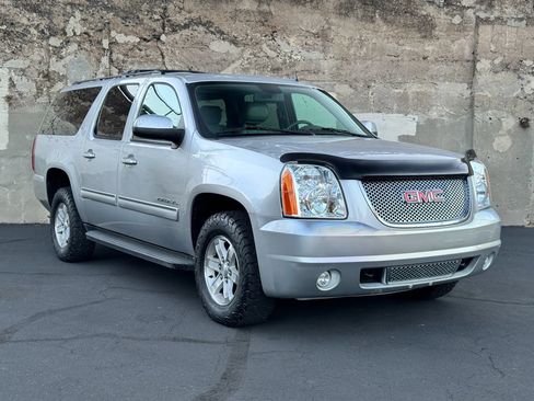 Used 2014 GMC Yukon XL SLT w/ SLT-2 Equipment Package AWD/4WD image 2