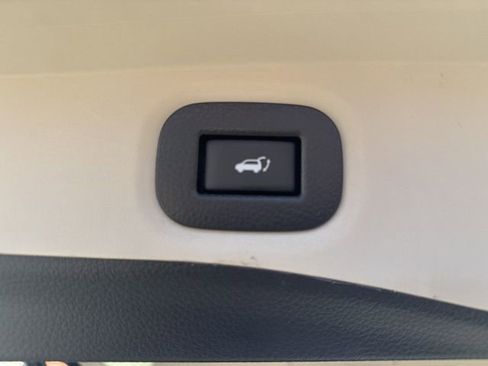 Used 2018 Nissan Rogue SL w/ Premium Package image 13