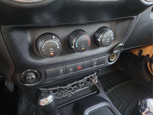 Used 2014 Jeep Wrangler Unlimited Sahara AWD/4WD image 17