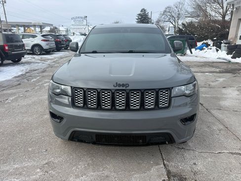 Used 2019 Jeep Grand Cherokee Altitude image 2