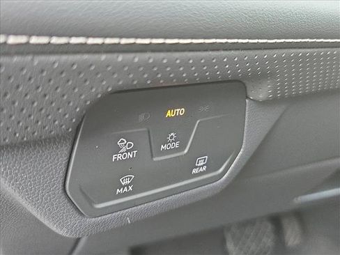 Used 2025 Volkswagen Atlas Cross Sport SE AWD/4WD image 10