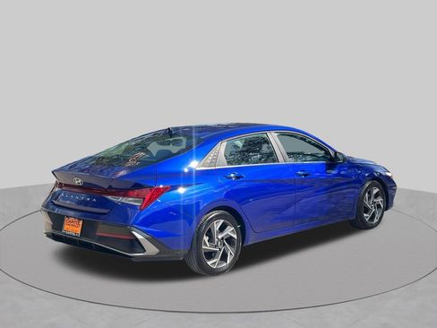 Used 2025 Hyundai Elantra SEL FWD image 5