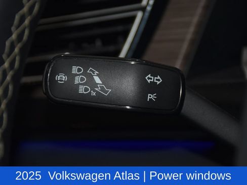 Used 2025 Volkswagen Atlas SEL AWD/4WD image 10