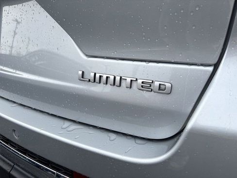 Used 2025 Jeep Grand Cherokee Limited w/ Luxury Tech Group II image 9