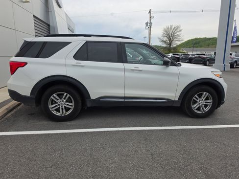 Used 2020 Ford Explorer XLT w/ Comfort Package AWD/4WD image 2