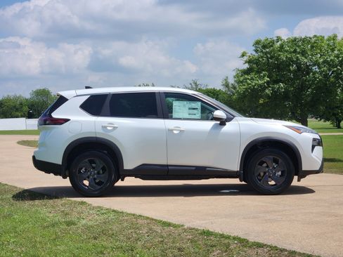 New 2026 Nissan Rogue SV AWD/4WD image 8