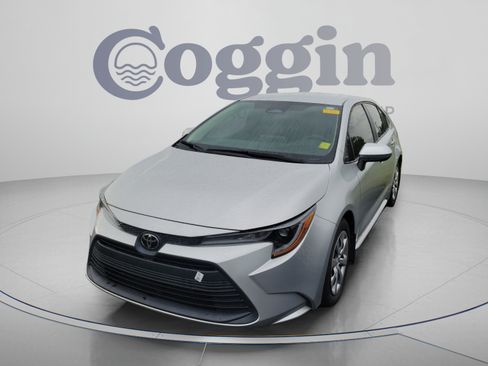 Used 2023 Toyota Corolla LE FWD image 2