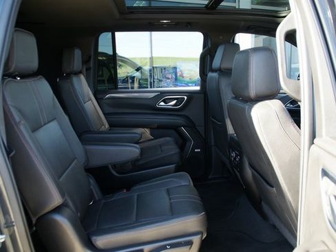 Used 2022 Chevrolet Suburban RST w/ Sport Performance Package image 33