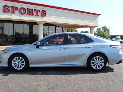Used 2019 Toyota Camry LE image 6