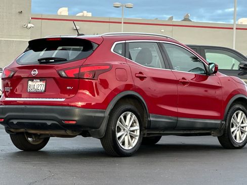 Used 2018 Nissan Rogue Sport SV image 2