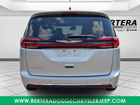 Certified 2023 Chrysler Pacifica Touring-L FWD image 5