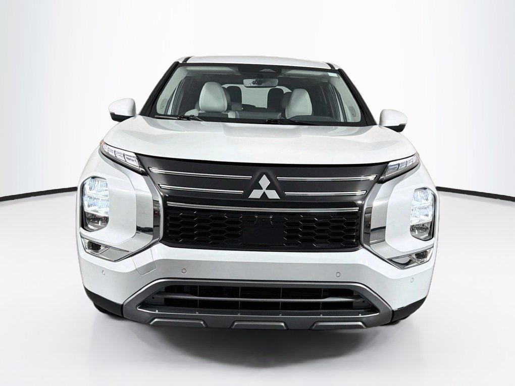 Used 2025 Mitsubishi Outlander SE FWD image 2