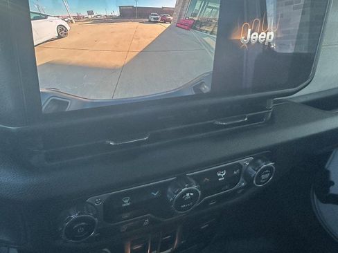 Used 2025 Jeep Gladiator Sport image 16