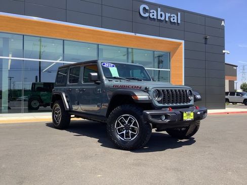 Used 2025 Jeep Wrangler Unlimited Rubicon w/ Convenience Group AWD/4WD image 2