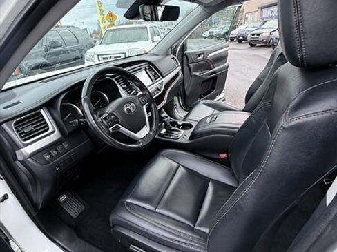 Used 2019 Toyota Highlander XLE image 28