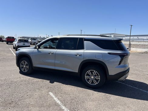 Used 2025 Chevrolet Traverse LT FWD image 4