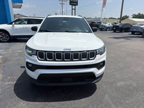 Used 2024 Jeep Compass Latitude AWD/4WD image 2