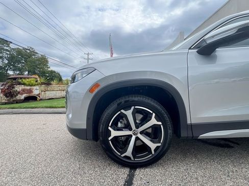 New 2025 Volkswagen Tiguan SE image 10