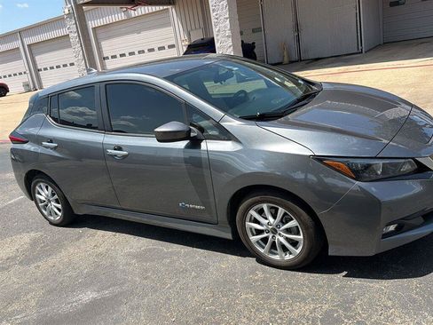 Used 2018 Nissan Leaf SV FWD image 2