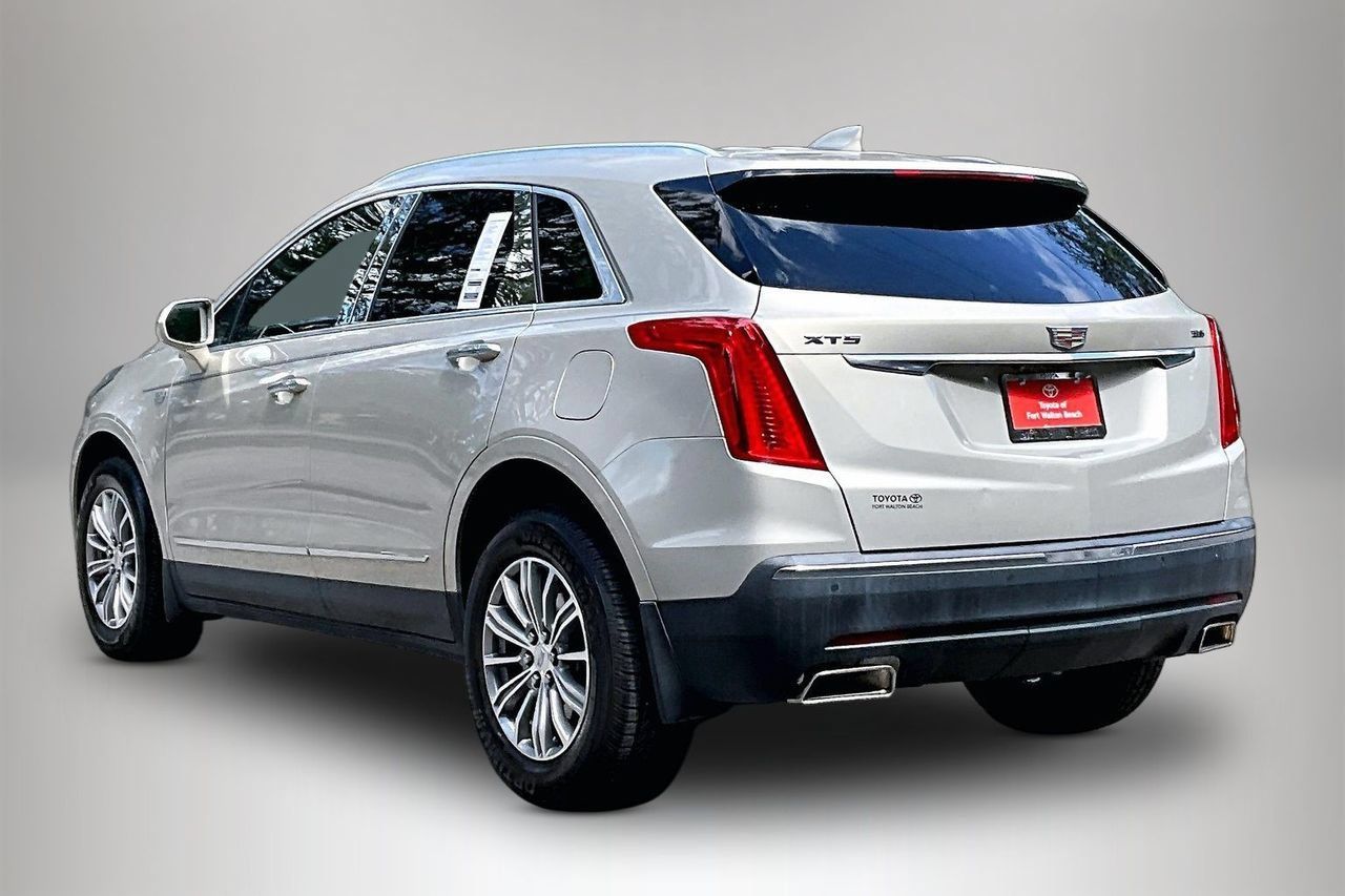 Used 2017 Cadillac XT5 Luxury w/ Driver Awareness Package FWD image 4