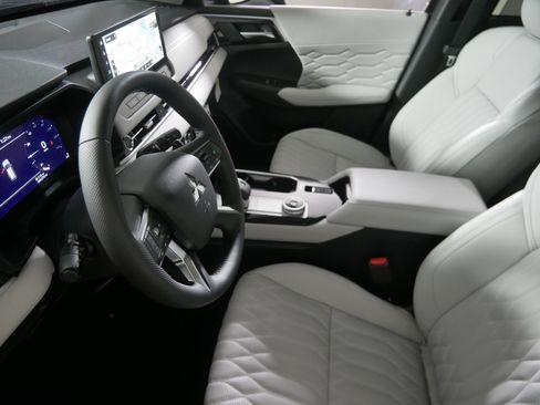 New 2025 Mitsubishi Outlander AWD image 4