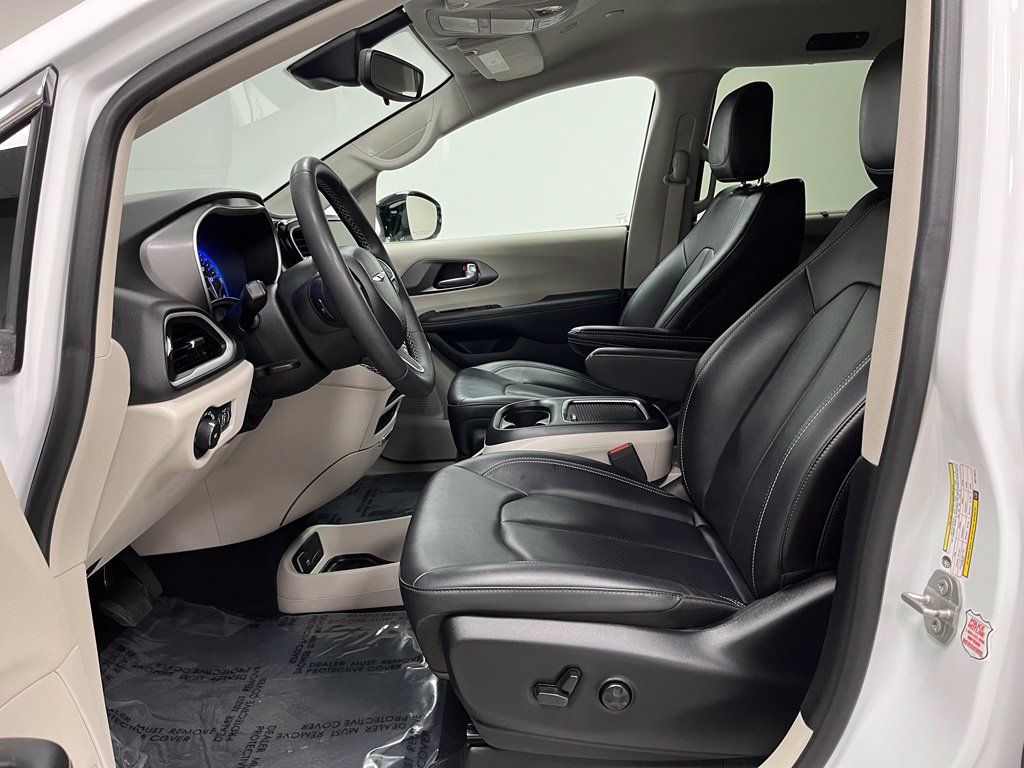 Used 2024 Chrysler Pacifica Touring-L FWD image 21
