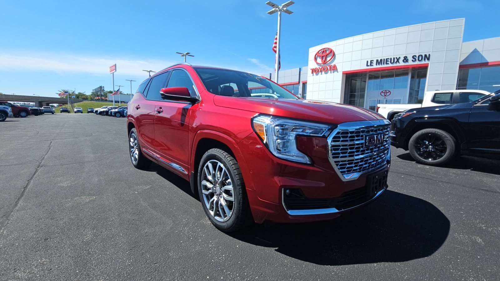Used 2024 GMC Terrain Denali w/ Denali Premium Package AWD/4WD image 1