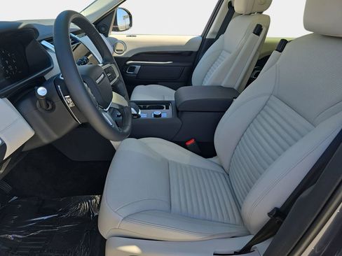 Used 2025 Land Rover Discovery S image 17