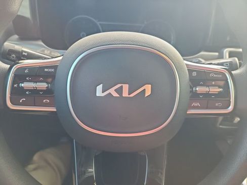 Used 2023 Kia Sorento LX image 17