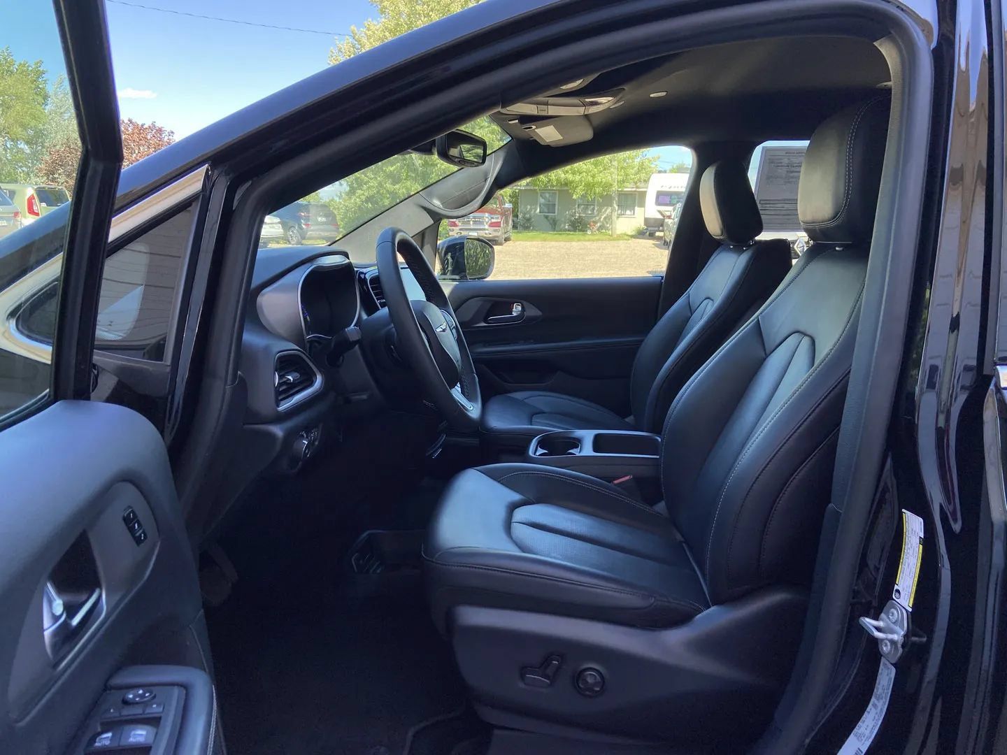 Used 2025 Chrysler Pacifica Select FWD image 11
