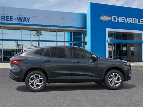 New 2026 Chevrolet Trax LS w/ LS Convenience Package FWD image 5