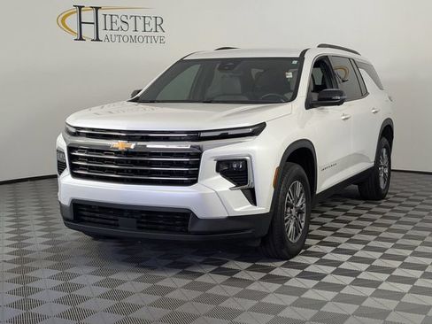 Used 2025 Chevrolet Traverse LT w/ Driver Confidence Package FWD image 4