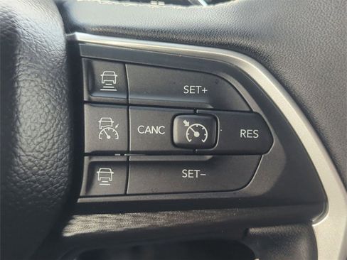 Used 2024 Jeep Grand Cherokee Altitude image 14