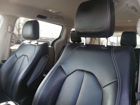 Used 2023 Chrysler Pacifica Touring-L image 13