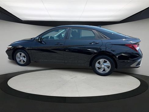 Used 2025 Hyundai Elantra SE FWD image 2