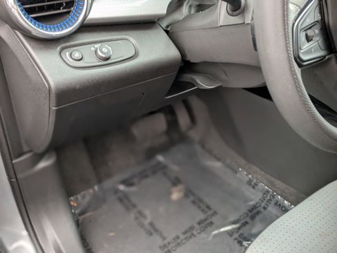 Used 2025 Chevrolet Trax LT image 17