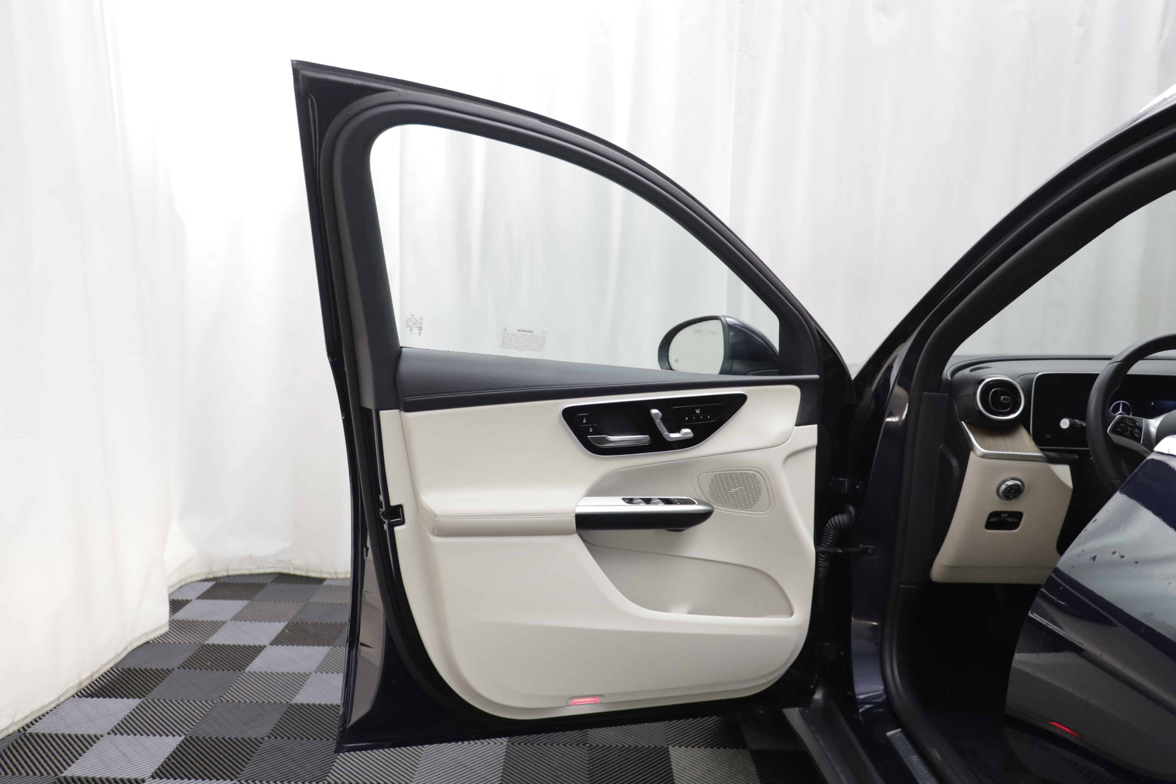 Used 2024 Mercedes-Benz GLC 300 4MATIC image 4