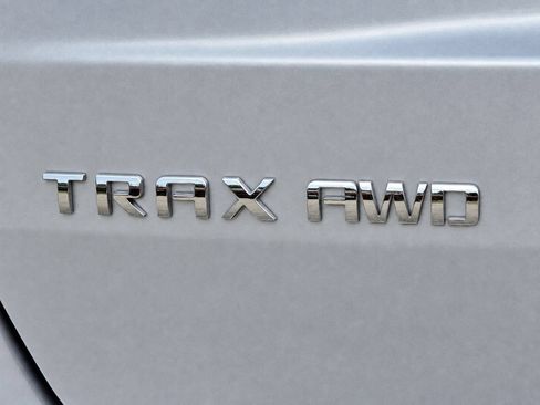 Used 2020 Chevrolet Trax LT w/ LT Convenience Package AWD/4WD image 8